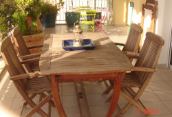 TABLE ET CHAISES