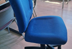 Chaise roulettes bleue