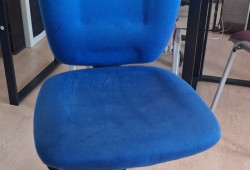 Chaise roulettes bleue
